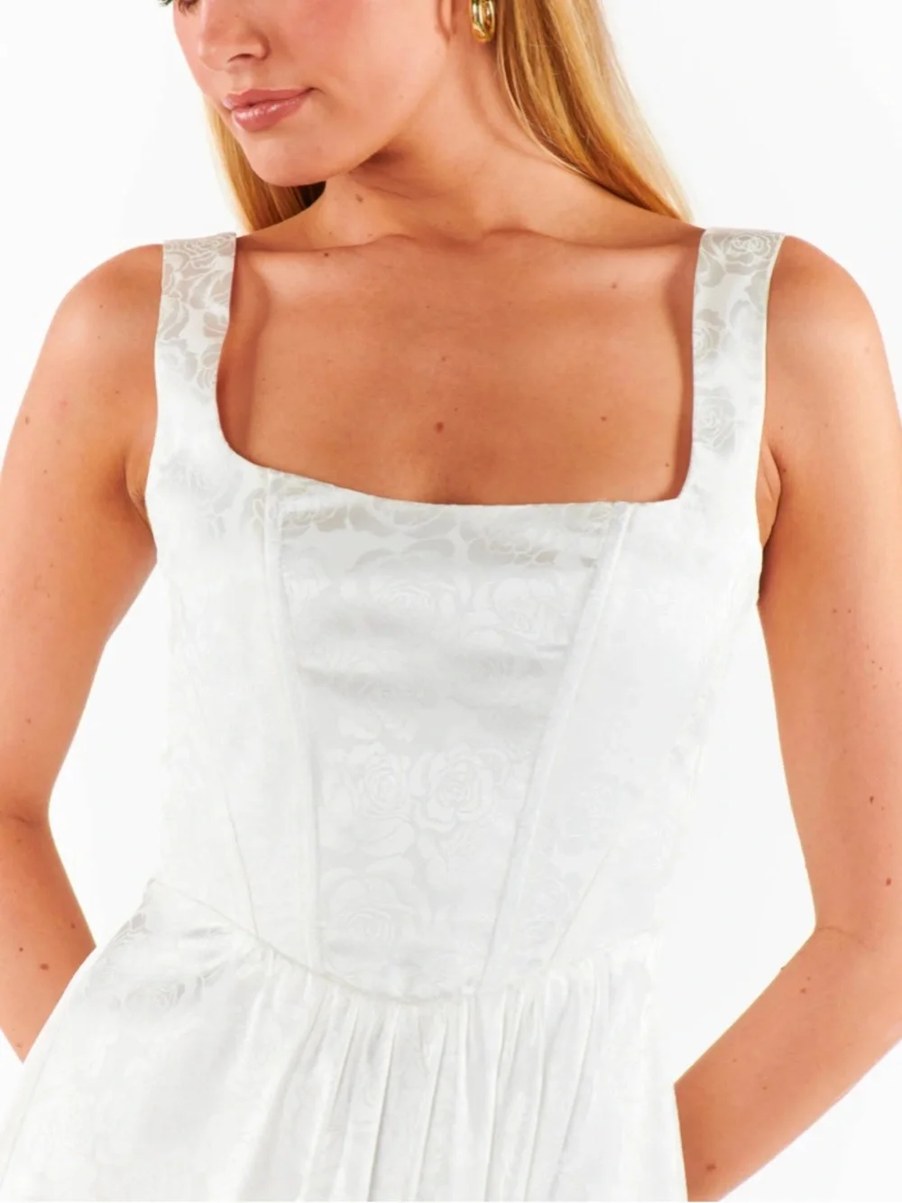 Nina square neckline